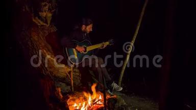 那个人坐在火炉旁弹吉他